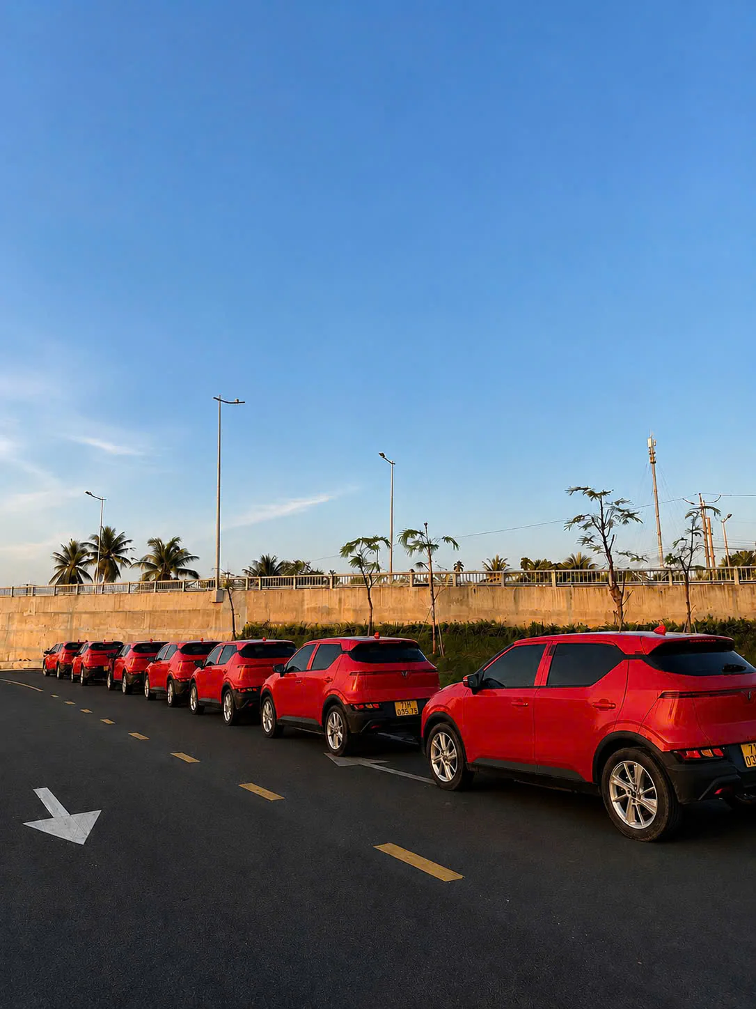 Đội xe điện Taxi Điện Thạnh Phú xếp hàng trên đường