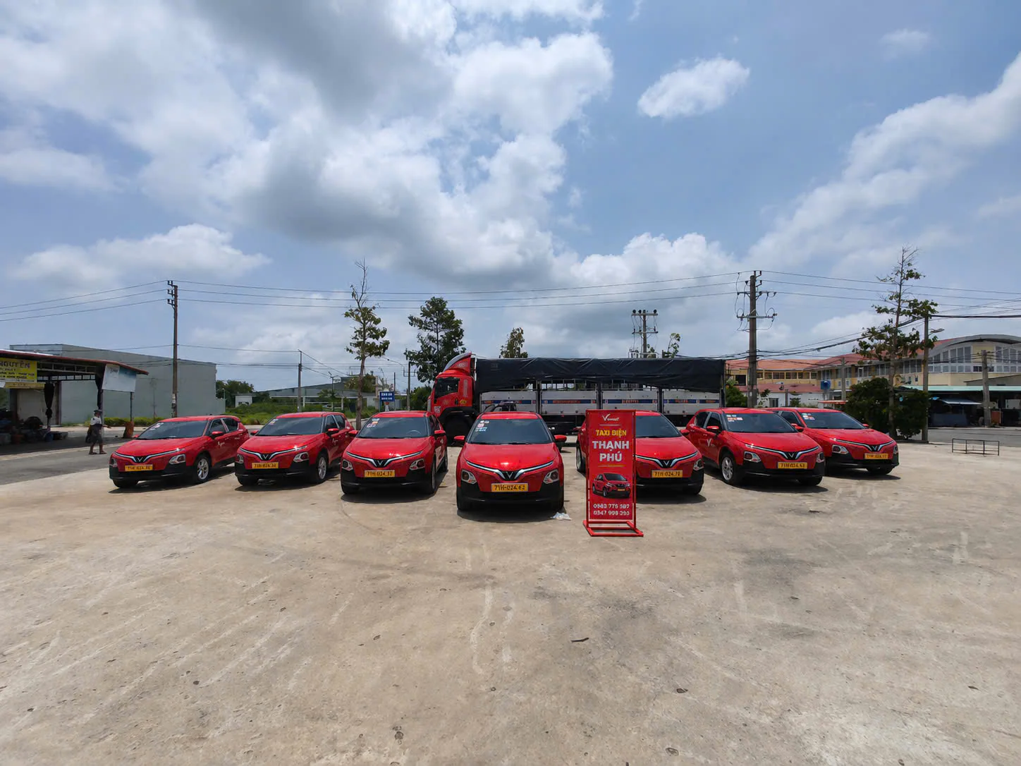 Đội xe điện VinFast màu đỏ của Taxi Điện Thạnh Phú