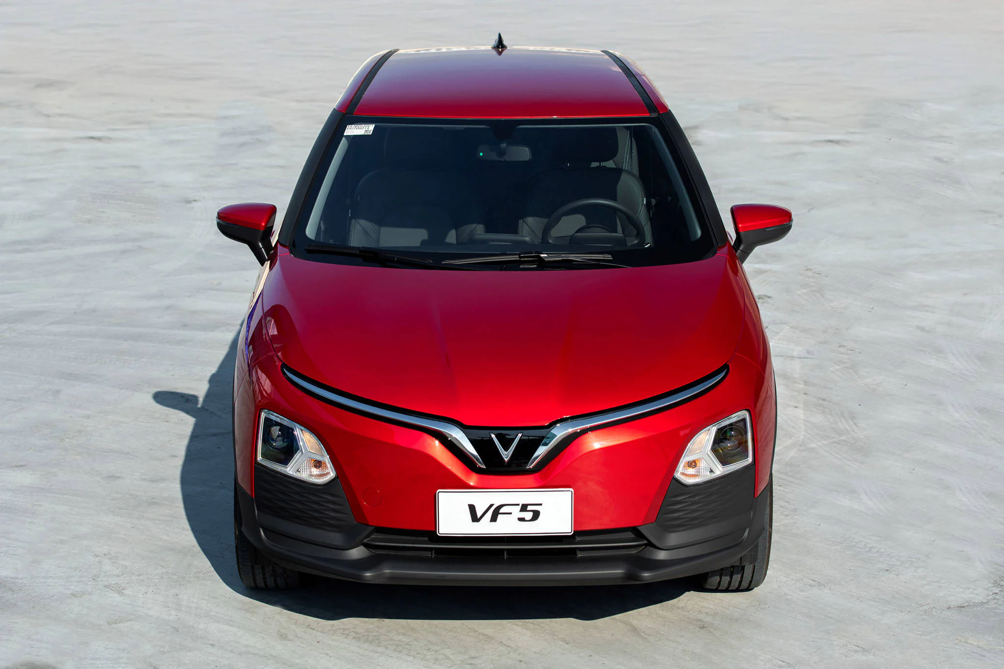 Cận cảnh đầu xe VinFast VF5 màu đỏ với logo chữ V đặc trưng